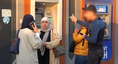 Yardım bahanesiyle turistlerin kredi kartını çaldılar