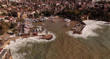 Antalya'da 1'i tur, 3 tekne battı
