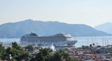 Dev yolcu gemisi bin 497 yolcusu ile Marmaris'e geldi