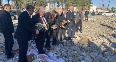İsias otelinin enkazına karanfiller bıraktılar