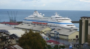 Trabzon'a dev gemiyle Rus turist akını