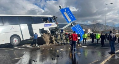 Tur otobüsü kazasında 2 yaralı kurtarılamadı