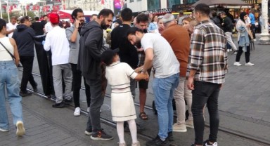 Turistlerin çantasını çalarken suçüstü yakalandı