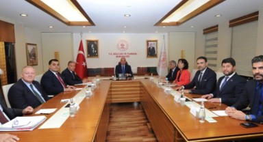 TÜRSAB Heyeti Bakan Ersoy'la bir araya geldi