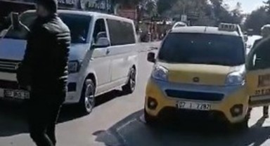 Acenta aracının önünü kesen 2 taksici gözaltında