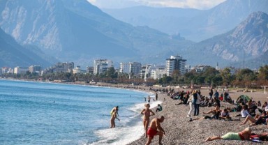 Antalya'da aralık ayının ortasında deniz keyfi