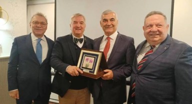 Emekliye ayrılan İzmir Turizm Müdürüne veda yemeği