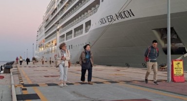 Kuşadası'na yılın son yolcu gemisi geldi