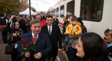 Turistik Doğu Ekspresi yolcuları güllerle karşılandı