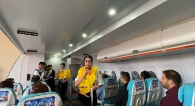 Üniversite öğrencilerine 'kabinde servis usulleri' dersi