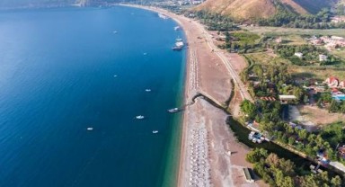 Adrasan kumsalı teknelerden kurtarılacak
