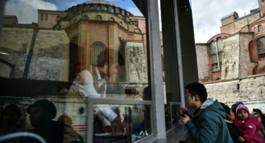 Ayasofya'ya turistik amaçlı ziyaretler başladı