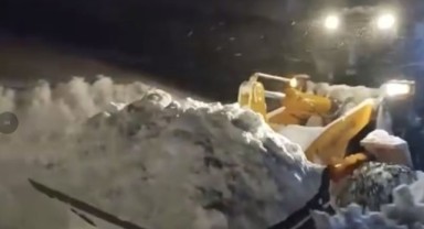 Bin turist çığ düşen tatil köyünde mahsur kaldı