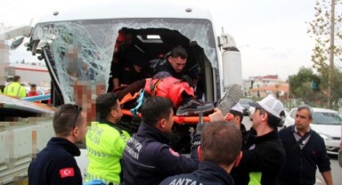 Havalimanı personel midibüsü kamyonete çarptı: 9 yaralı