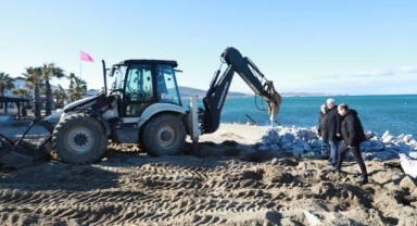 Ören Plajı'nda izinsiz yapılan beton setler yıkıldı
