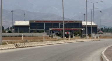 Yüksekova'da uçak seferleri iptal edildi