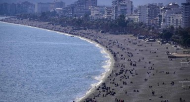 Antalya'da güneşi gören sahile akın etti
