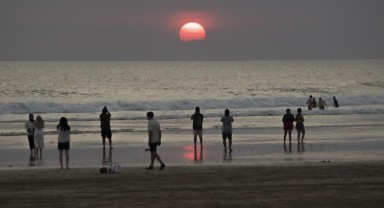 Bali'ye giden yabancı turistler 10 dolar vergi ödeyecek