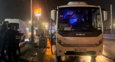 Tur otobüsü aydınlatma direğine çarptı:10 turist yaralı