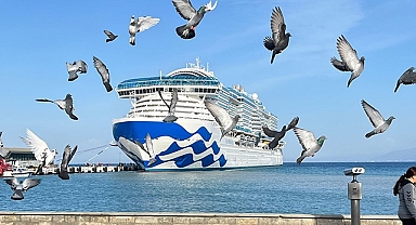 Dünyanın en büyük yolcu gemisi Kuşadası'nda