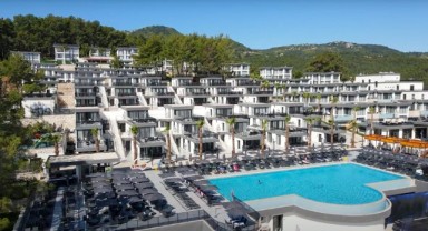 Üçüncü resort otelini Kemer'de açıyor