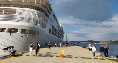Bodrum'a sezonun ilk yolcu gemisi geldi