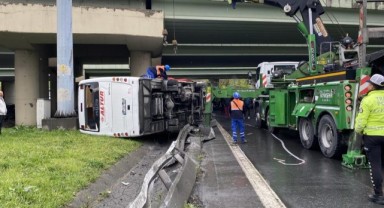 Havalimanı polislerini taşıyan servis aracı devrildi!