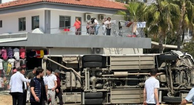 Otel servisi otomobille çarpışarak devrildi: 29 yaralı