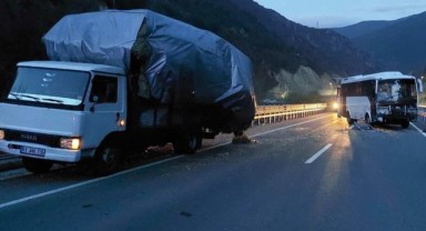Tur midibüsü saman yüklü kamyonete çarptı: 2 yaralı