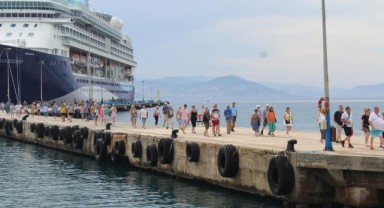 Alanya'ya sezonun ilk yolcu gemisi geldi