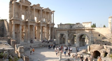 İzmir'e 3 ayda gelen turist sayısı yüzde 36 arttı