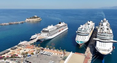 Kuşadası'na üç gemiyle 6 bin 590 turist geldi