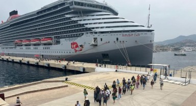 Lüks kruvaziyer gemisi Resilient Lady Bodrum'da