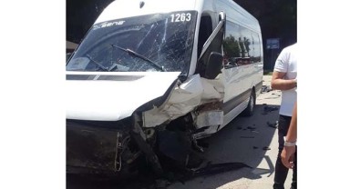Tur minibüsü ile otomobil çarpıştı: 2 yaralı