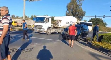 Tur minibüsü motosiklete çarptı