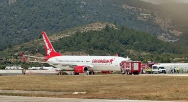 Uçağın ön lastiği inişte patladı: Faciadan dönüldü