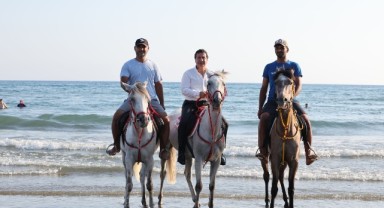 Başkan Aras, plajları at üzerinde denetledi