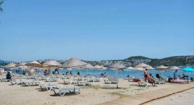 Bodrum'da halk plajlarına şezlonglar yerleştirildi