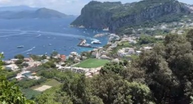 Capri adası turist yasağını kaldırdı