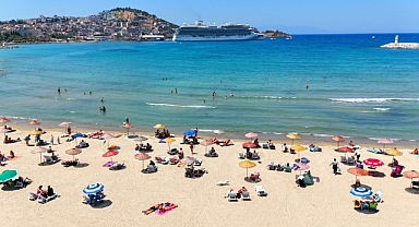 Kuşadası plajlarında şezlong ve şemsiyeler ücretsiz
