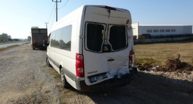 Tır ile otel servisi çarpıştı: 8 yaralı