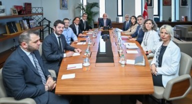 Turizm Bakanı Ersoy, Booking.com heyetiyle buluştu