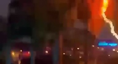 Antalya'da otelin bahçesine yıldırım düştü