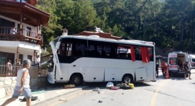 Tur otobüsü dehşet saçtı; 2 ölü, 28 yaralı