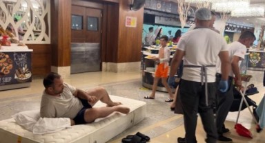 Odasındaki yatağını getirip restoranın ortasına yattı