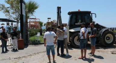 Otelin kaçak yıkımında belediye ekiplerini oyaladılar