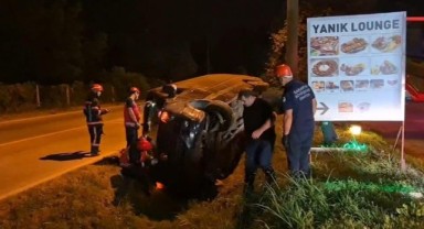 Turistleri gezdiren minibüs kanala devrildi