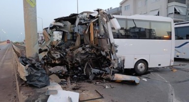 Turistleri taşıyan midibüs beton direğe çarptı
