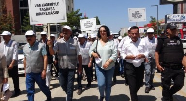 Turizmciler uçak seferleri için yürüyüş yaptı