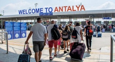 Antalya'ya gökten turist yağdı